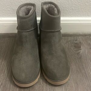 UGG Classic Femme Miniwedge boots - never worn